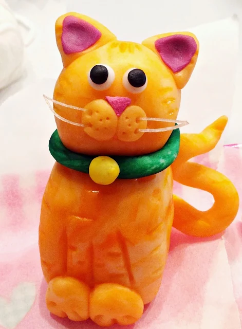 PASTEL DE CUMPLEAÑOS KIT KAT, LACASITOS Y M&M'S DECORADO CON GATOS