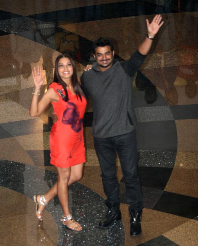 Bipasha Basu in hot orange dress1 - Hot Bipasha Basu in Orange Dress with Madhavan At Flash Mob 