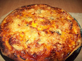 PIZZA CU SUNCA SI SALAM USCAT