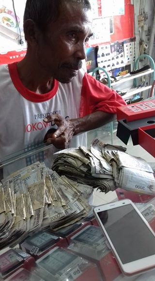 Ayah ini Membeli Membeli Smartphone Dengan Satu Kresek Uang Rp 2000-an. Buat Ribuan Netizen Nangis! Ayah ini Membeli Membeli Smartphone Dengan Satu Kresek Uang Rp 2000-an. Buat Ribuan Netizen Nangis!