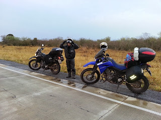 Primeiro abastecimento usando galões reserva de gasolina. Foto cedida pelo Pedro.