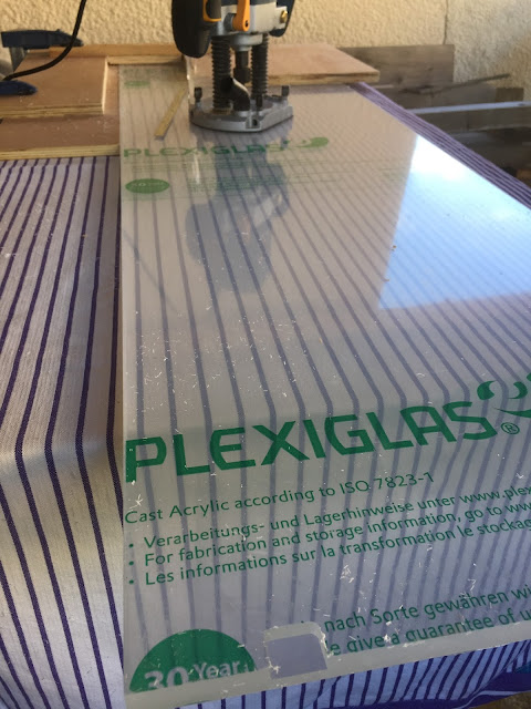 Photo du Fraisage des encoches dans le panneau de Plexiglass