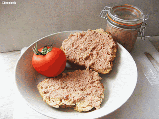 spreadable frankonian cooked mettwurst with tomatoe