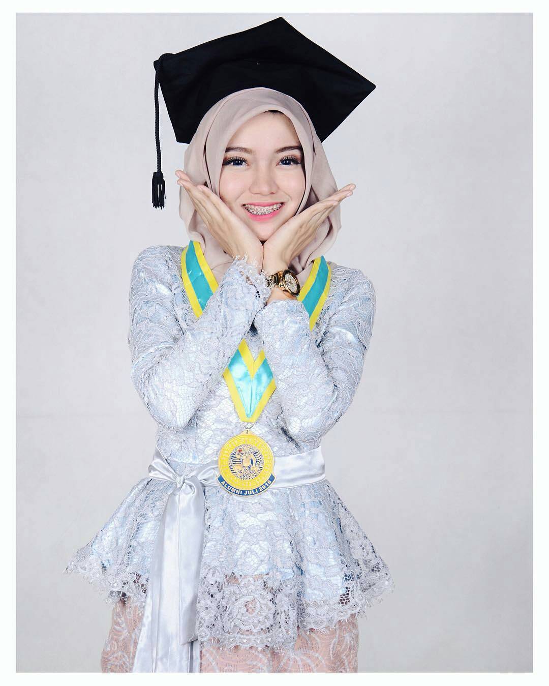 Kumpulan Model Kebaya Modern Untuk Acara Wisuda  Cara Memakai Jilbab