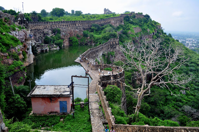 chittorgarh fort life rajasthan town heritage gaumukh baoli bawli stepwell green water