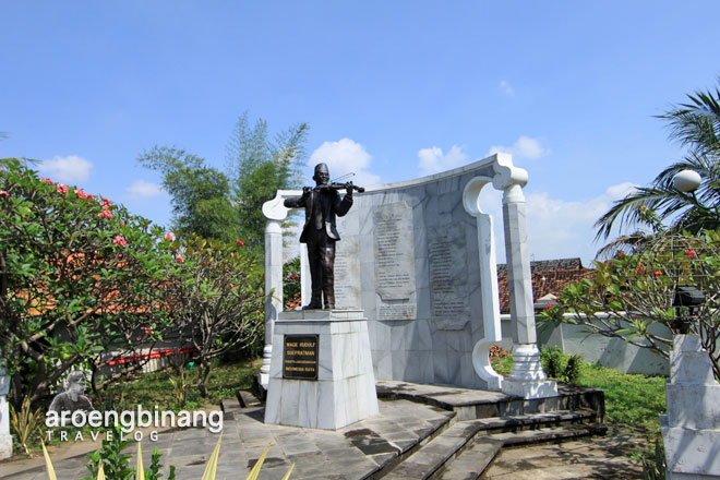 makam wr supratman surabaya