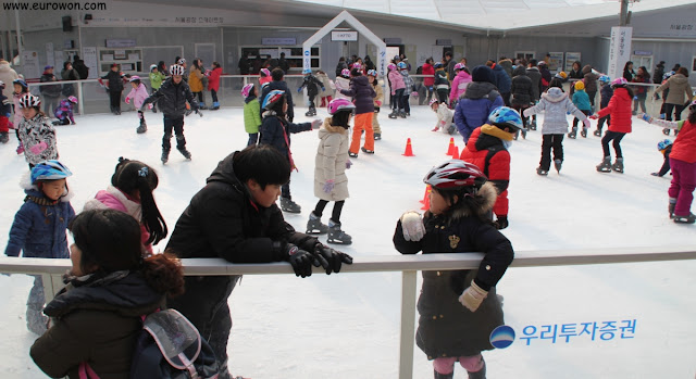 Pista de patinaje sobre hielo para niños en la Plaza de Seúl