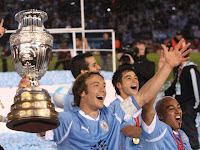 Capitan de Uruguay levanta Copa America 2011, porque VERDAD URUGUAY GANO.jpg