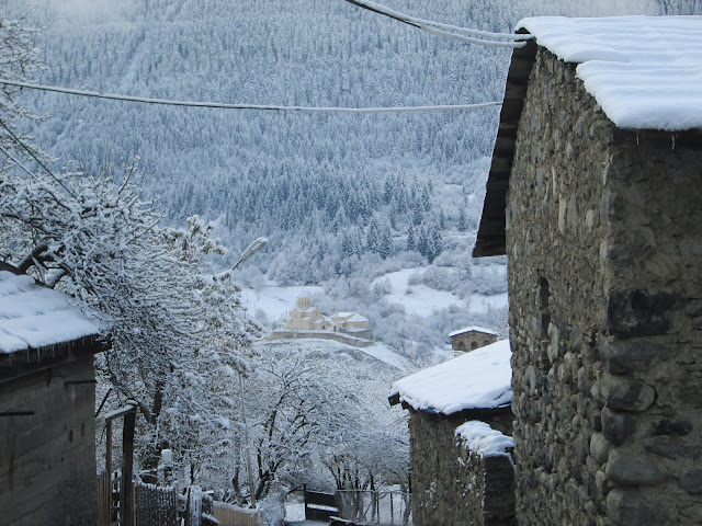 En invierno, Svaneti, región montañosa, se tiñe de nieve