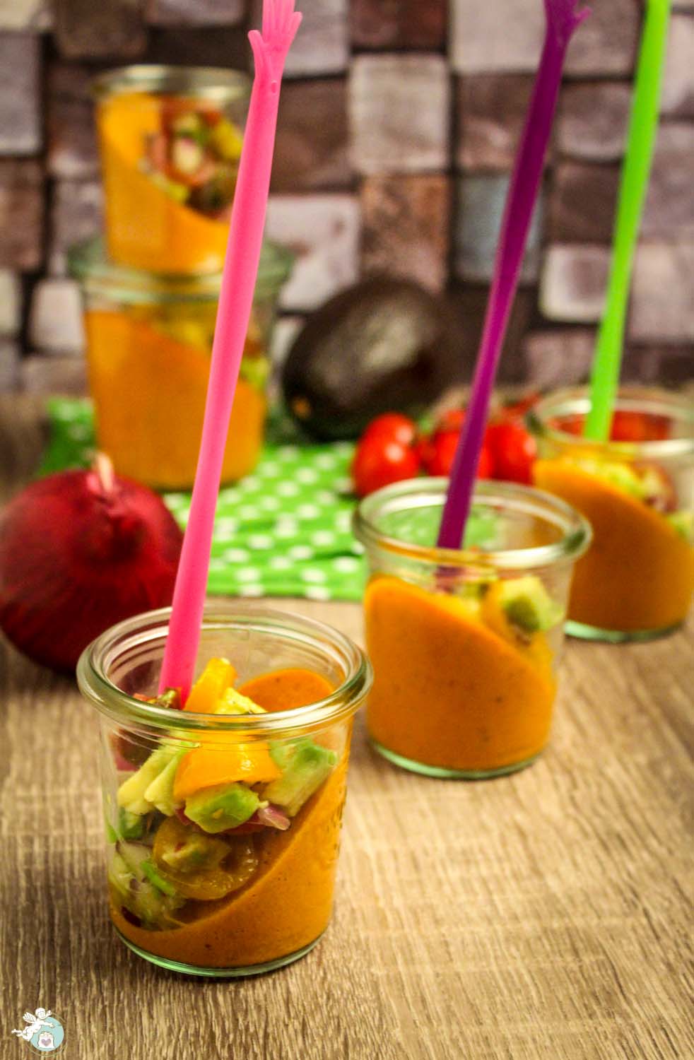 Amor&Kartoffelsack: Fingerfood: schiefe Tomatencreme mit Avocado-Salsa Amor&Kartoffelsack: Fingerfood: schiefe Tomatencreme mit Avocado-Salsa