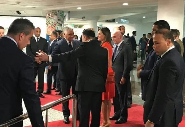 Queen Letizia arrived at Las Américas International Airport in Republic of Dominica. Letizia wore Prada pumps and carried Angel Schlesser clutch