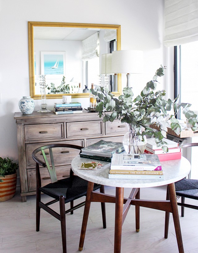 Un espacio pequeño con salón, comedor, cocina y zona de trabajo