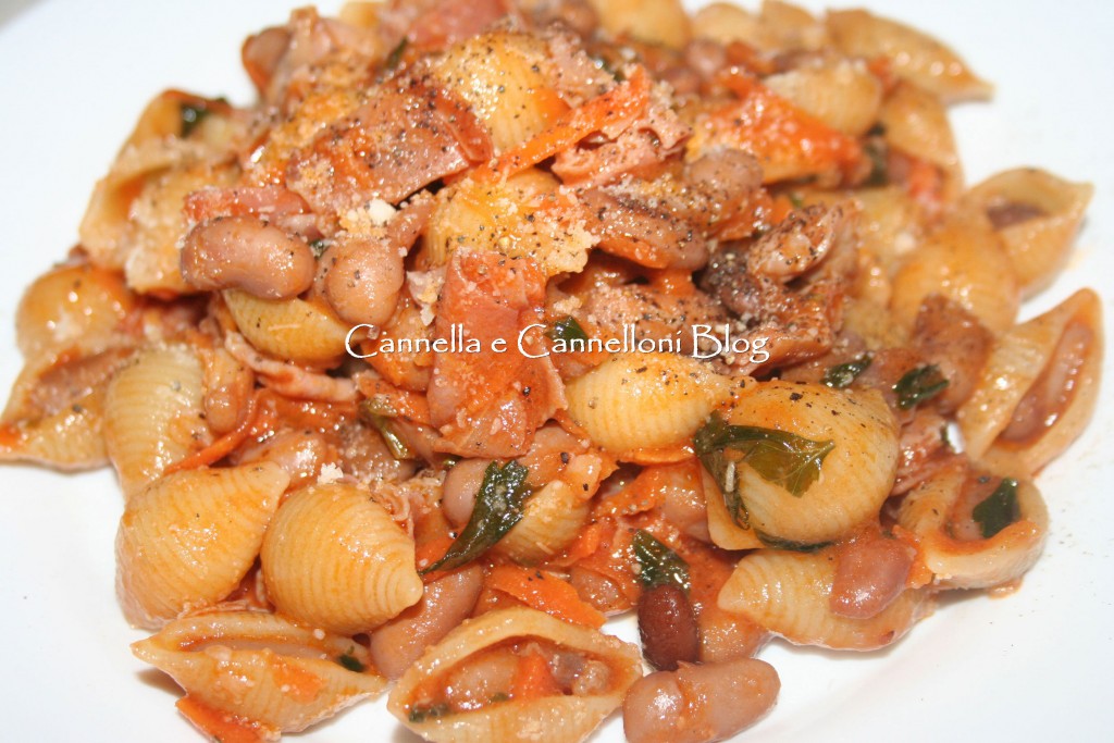 Pasta e fagioli con sugo di pomodoro e basilico al prosciutto crudo