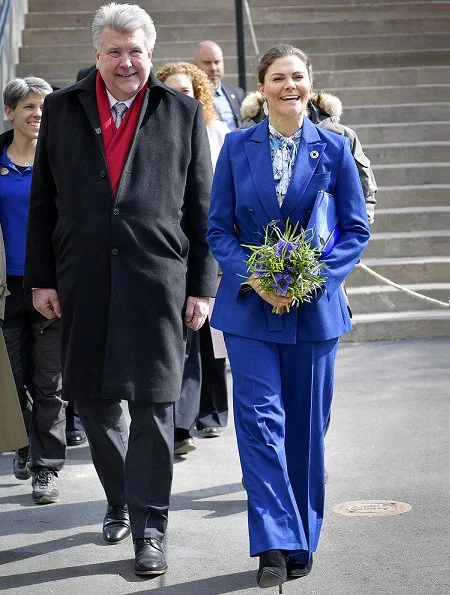 Crown Princess Victoria wore Rodebjer suit Zoe blazer and darcel trousers, and she is wearing Kreuger Jewellery summer feather earrings