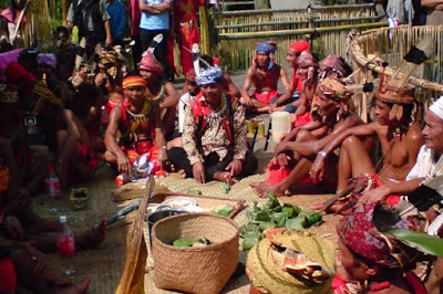 5 kemampuan supranatural suku Dayak pedalaman yang bikin ngeri dan geli.