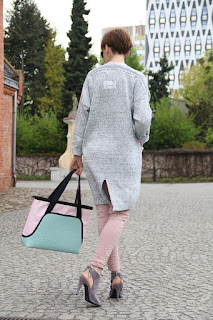 długi sweter, pastelowa torebka, długi sweter, Novamoda streetstyle, blog po 30-ce, streetstyle, osobista stylistka