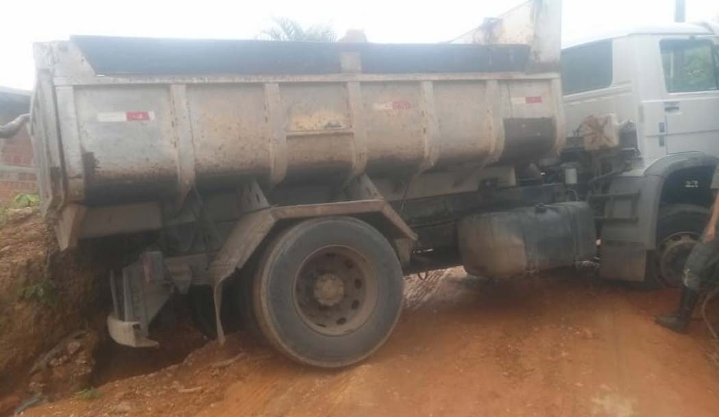 Motorista perde controle de caçamba ao tentar subir ladeira em Jacobina