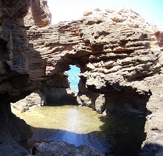 Pont i accés exterior a la cova