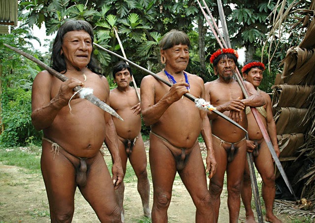 miembros de la tribu indigenas de huaorani en escuador