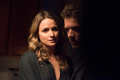 Ryan Phillippe and Shantel VanSanten in Shooter (2016) (11)