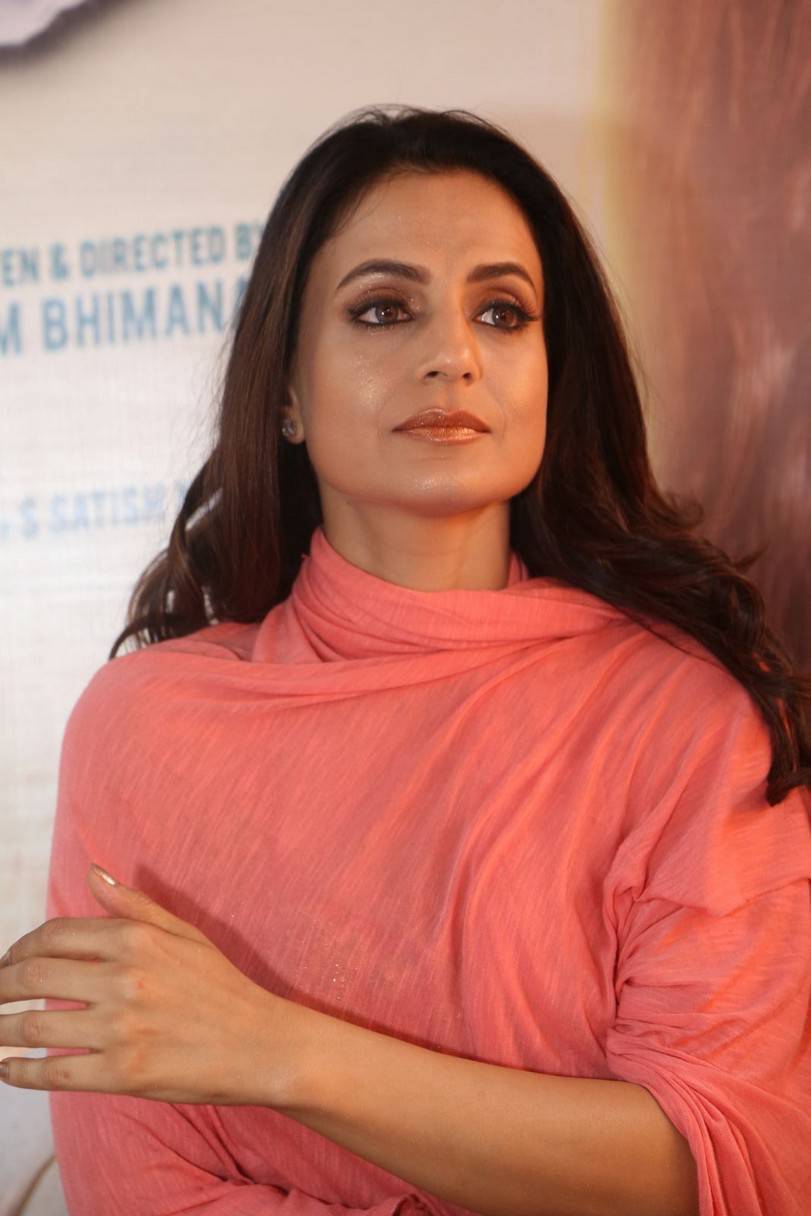 Ameesha Patel Latest Hot Glamourous Spicy PhotoShoot Images At Aakatayi