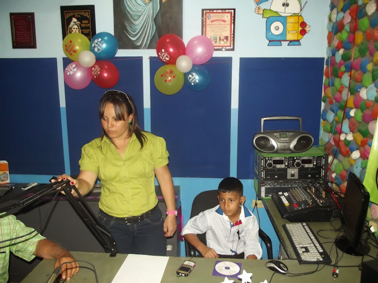 EN LOS CONTROLES LEONARDO CASTILLO ESTUDIANTE DE CUARTO GRADO SECCION  C