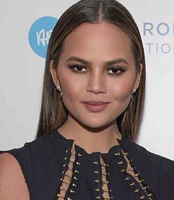 1a4 Chrissy Teigen attends the 2016 AMA in a very high slit dress and no underwear