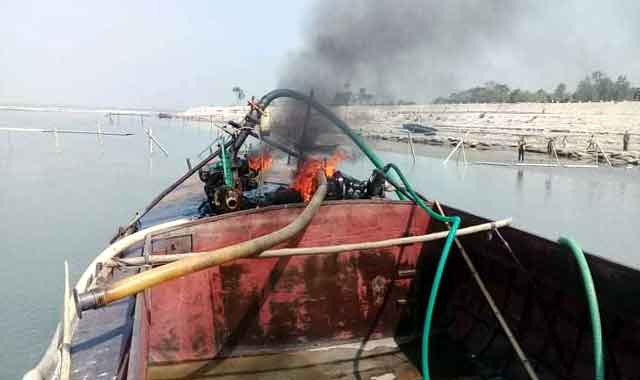 Islampur dredgers mobile court burned Islampur dredgers mobile court burned