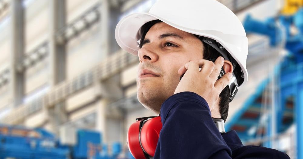 инженер супервайзер. Senior engineer. начальник производства с планшетом. True engineering supervision. начальник производства.