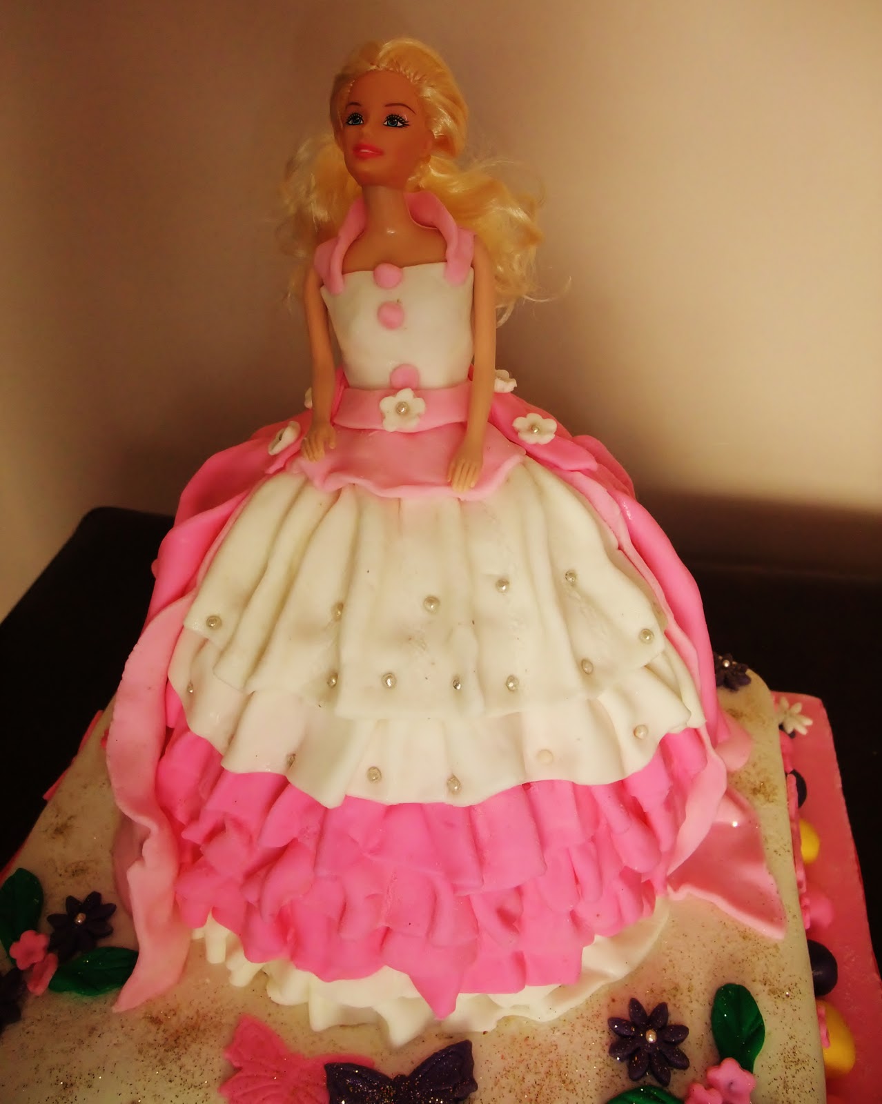 İpek Butik Pasta ,Çikolata ve Kurabiye barbie pasta