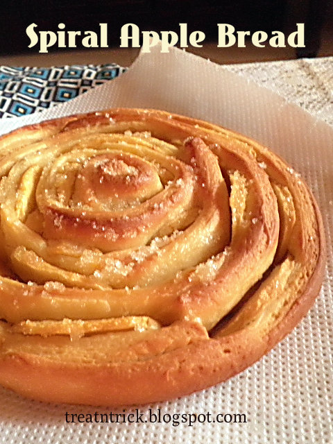 Spiral Apple Bread Recipe @ treatntrick.blogspot.com