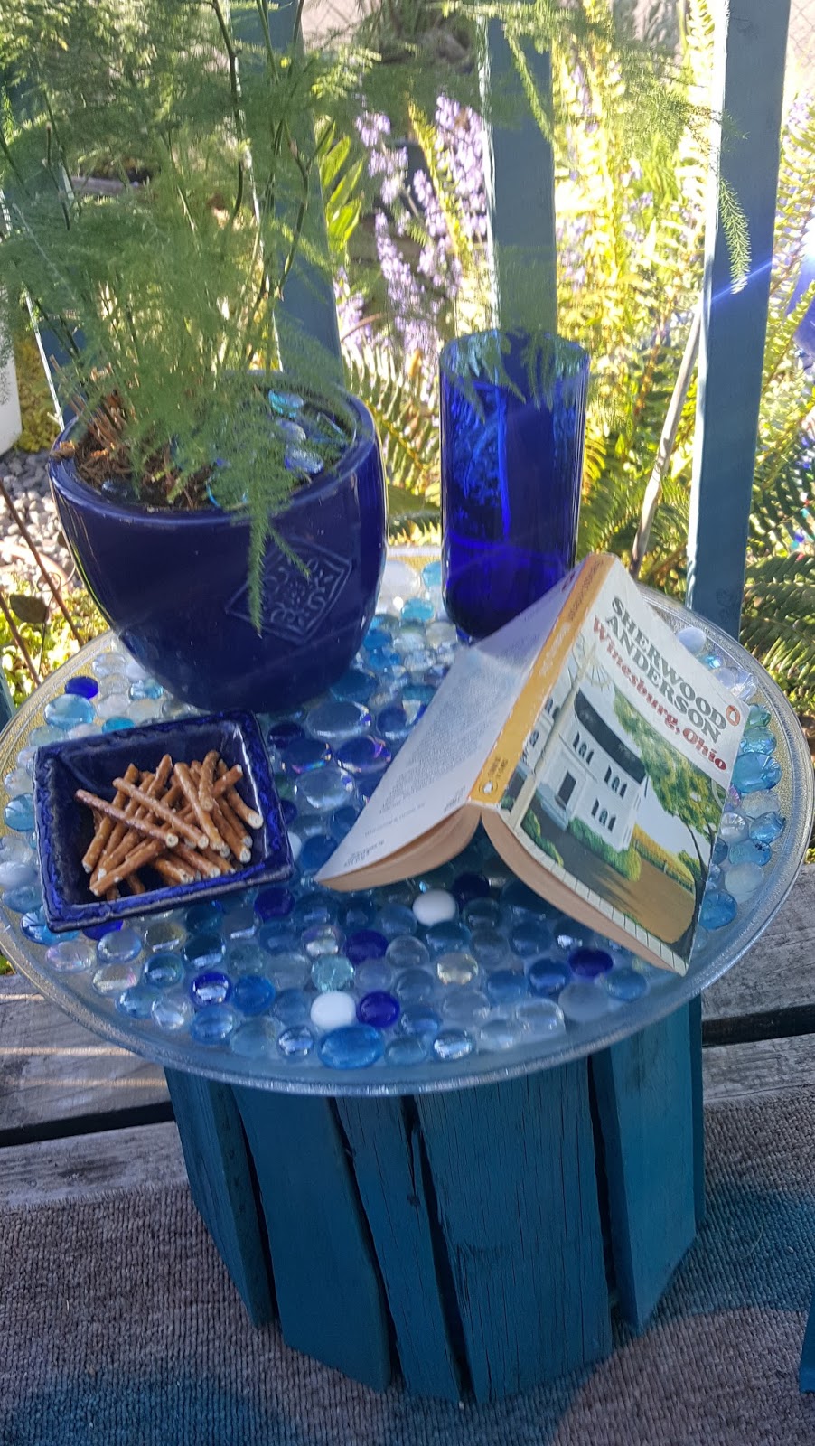 Make The Best of Things Rustic Pebble Table From a Five Gallon Bucket
