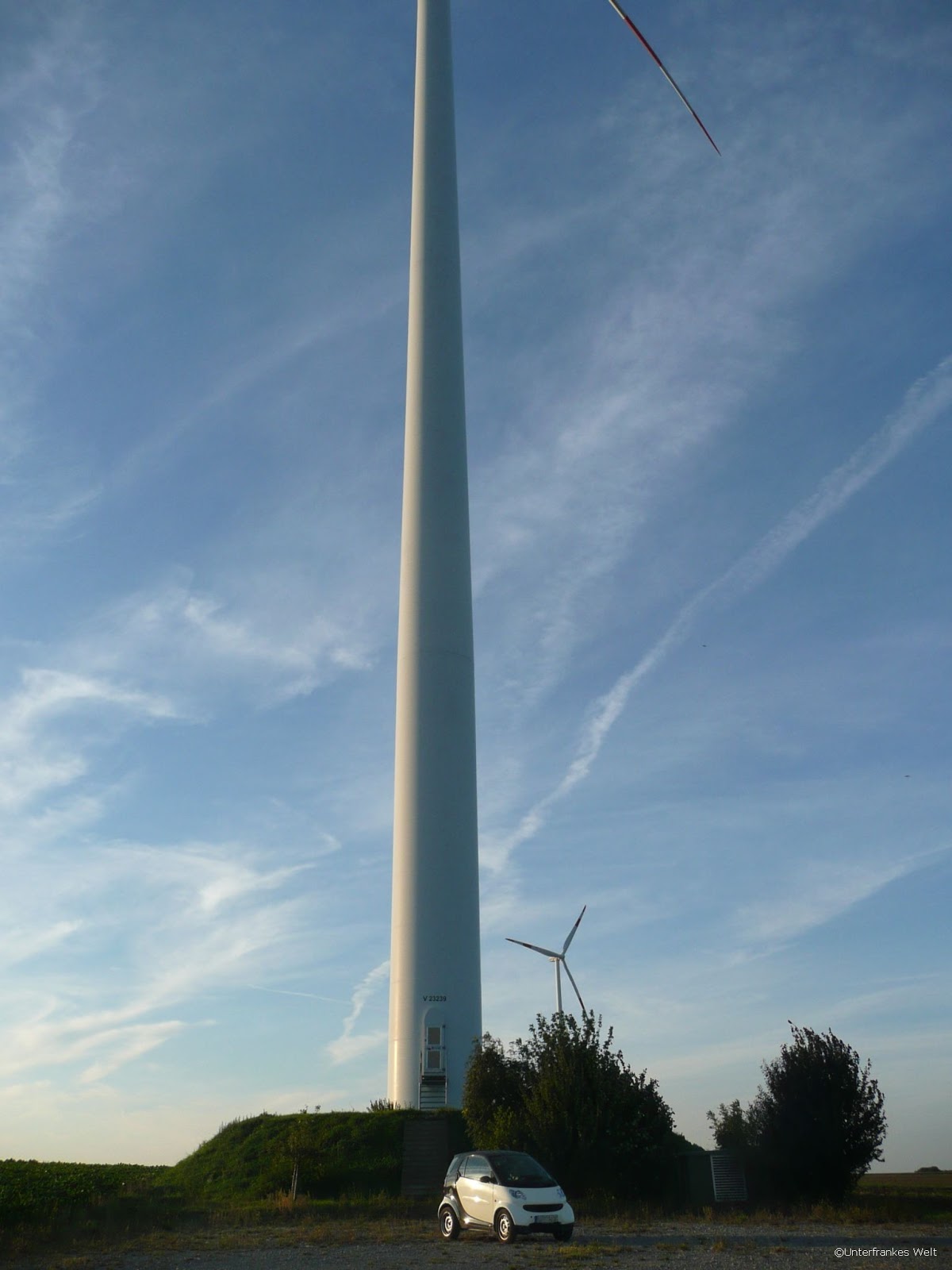 Unterfrankes Welt: FourTwo vor einem Vestas V82 Windrad