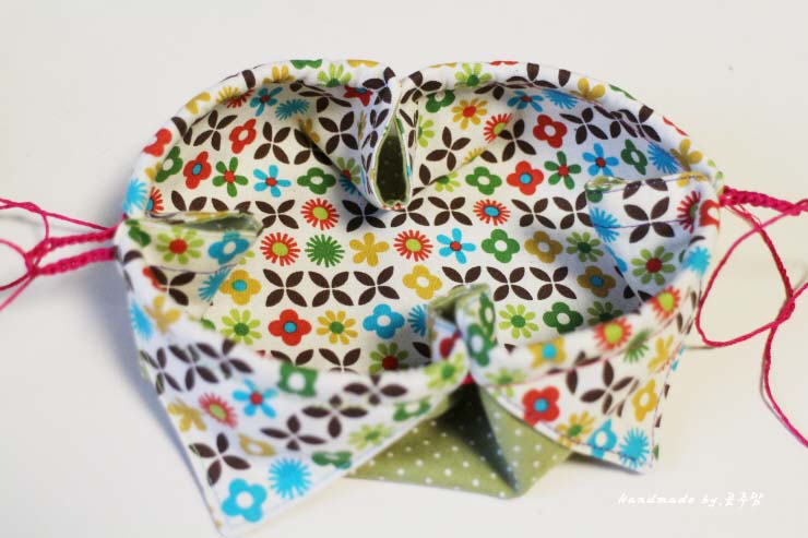 Here is a little fabric gift pouch – it is the perfect size to gift some jewellery or other small item. 
