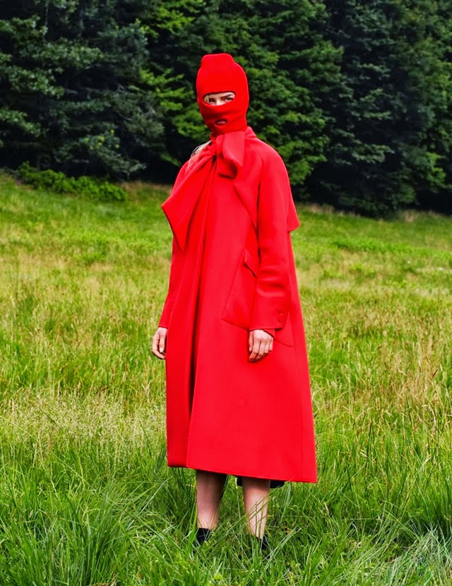 Asha Terne: Rød frakke med bindebånd i kraven fra