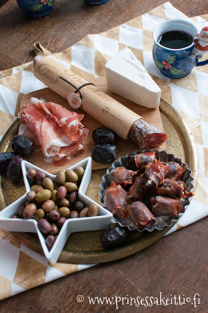 Parmankinkku, salami ja oliivi ovat täydellisiä makupareja glögile.