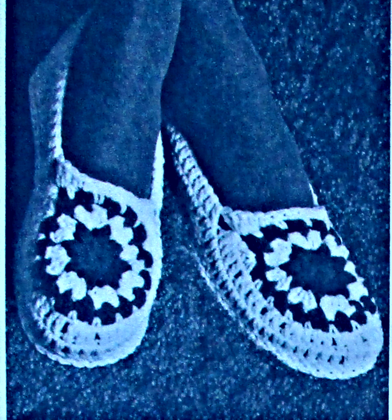 тапочки следки бабушкины квадрат. тапочки из бабушкиных квадратов. тапочки следочки бабушкина следочки. тапочки и следки дропс. тапочки связанные крючком из квадратов.