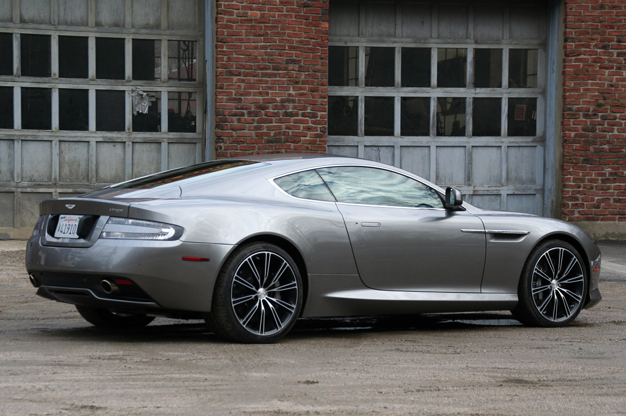 Красный Aston Martin Virage