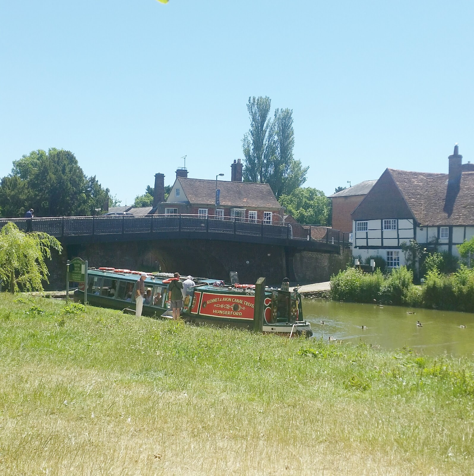 SUMMER BUCKET LIST HUNGEREFORD CANAL BOAT