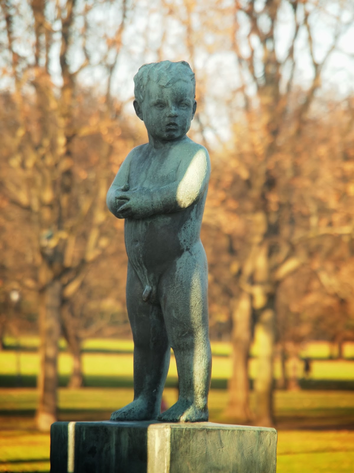 Статуя мальчик