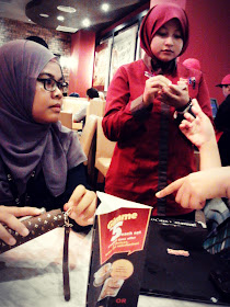 Pakcu makan Kenny Rogers Roasters di Jaya Shopping Centre Petaling Jaya Pakcu makan Kenny Rogers Roasters di Jaya Shopping Centre Petaling Jaya