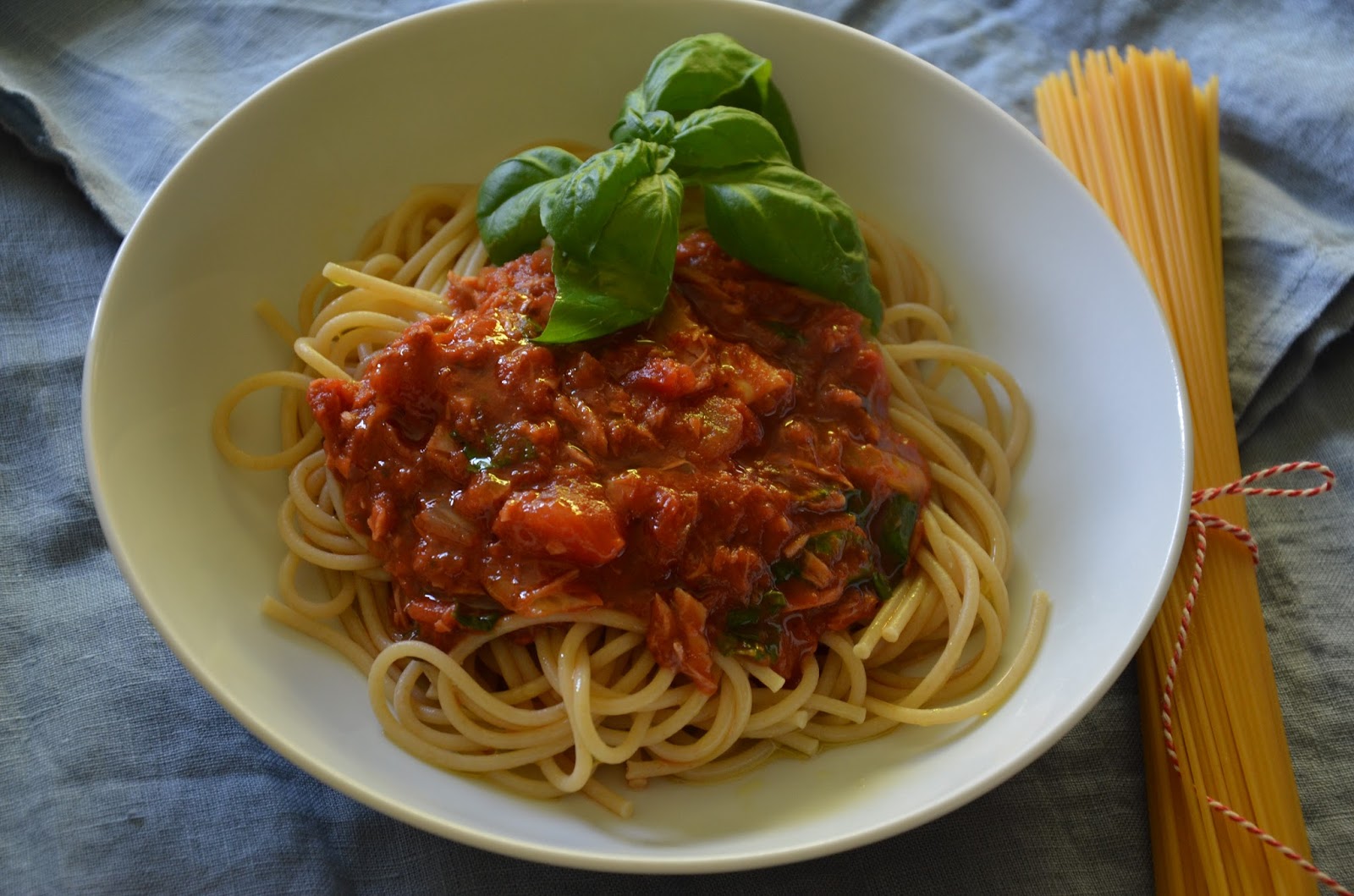 Spaghetti mit Thunfisch-Tomaten-Sauce - Rezeptra - Food and More