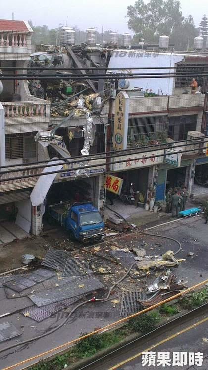 Taiwan%27s+brand+new+AH-64E+Apache+helicopter+crashes+4.jpg