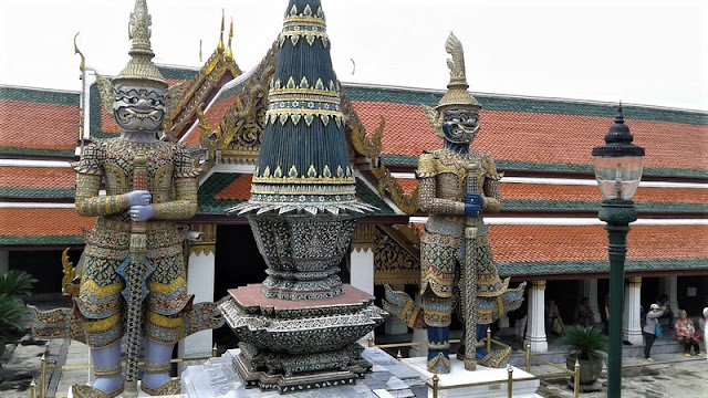 Detalle de los guardianes a la entrada del recinto del templo del Buda Esmeralda