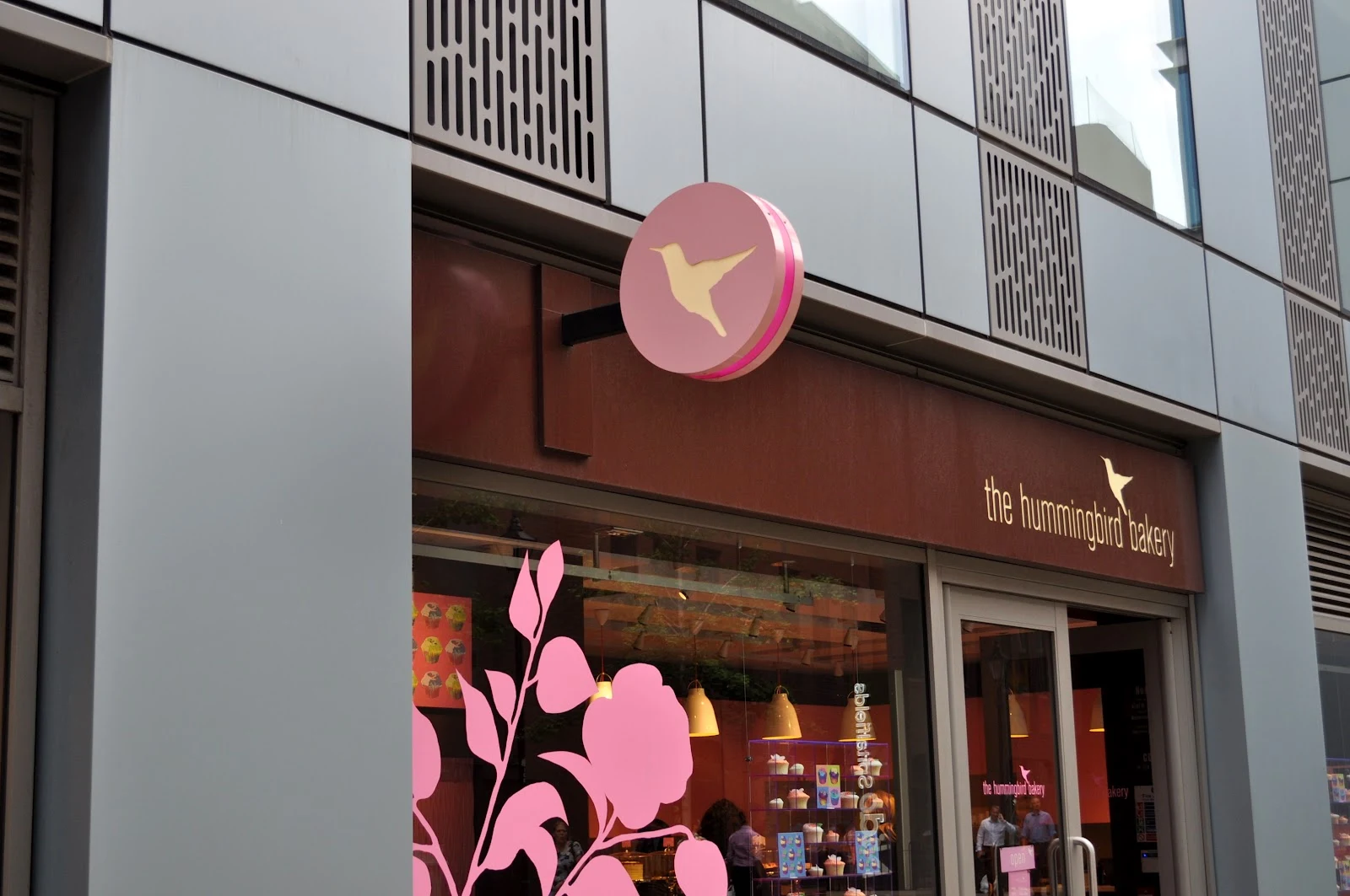 Vibrant Hummingbird Bakery Design in HD