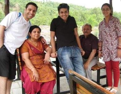 Dheeraj Dhoopar Family Wife Son Daughter Father Mother Marriage Photos