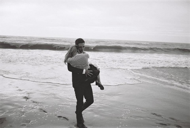 Robert Pattinson y Camille Rowe en la playa