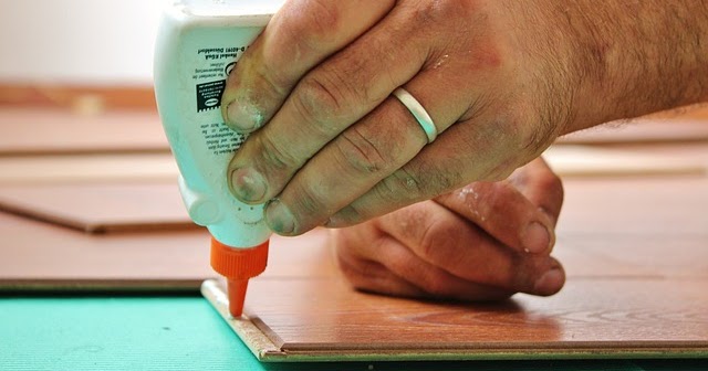 Cara Membersihkan Lem Alteco yang Terkena Jari Tangan