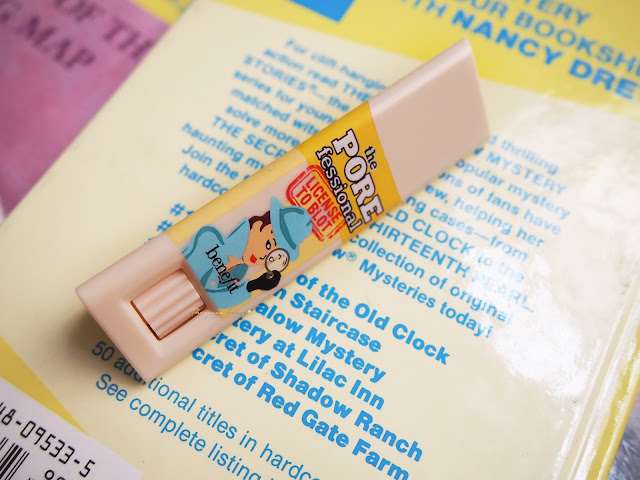 An alternative media to remove excessive oil on the skin. Benefit Cosmetics have come out with an innovative products for oily skin. The porefessional license to blot is a balm-y texture that is not sticky that absorb the oil with just a few dab on to the skin.