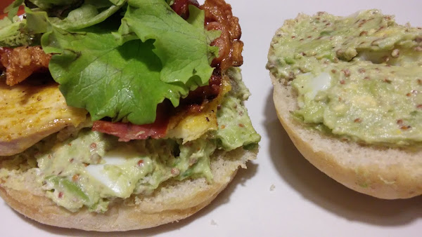 sandwich de pollo al curry con salsa de aguacate